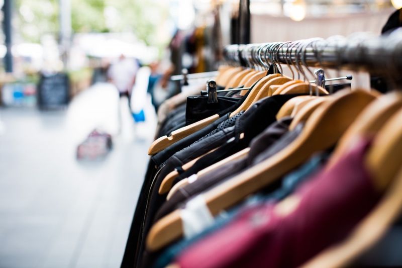 boutique-VIDAUBAN-min_blur_close_up_focus_hanger_jacket_market_people_rack-1176303
