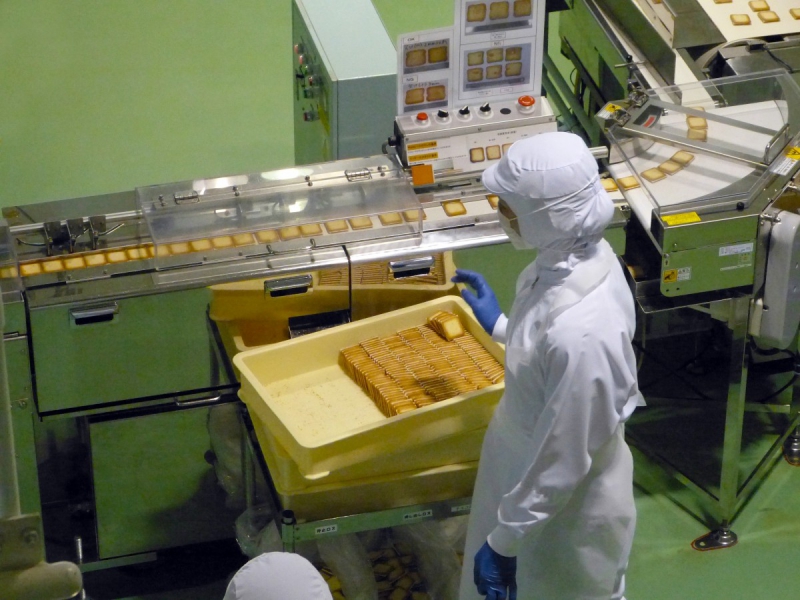 boutique-VIDAUBAN-min_japan_sapporo_chocolate_factory_label_packaging_cookie_machine_operator-961505